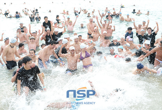 NSP통신-去年第26届北极熊冬泳大赛上，参赛者尽情享受冬泳带来的乐趣。（照片由海云台区提供）