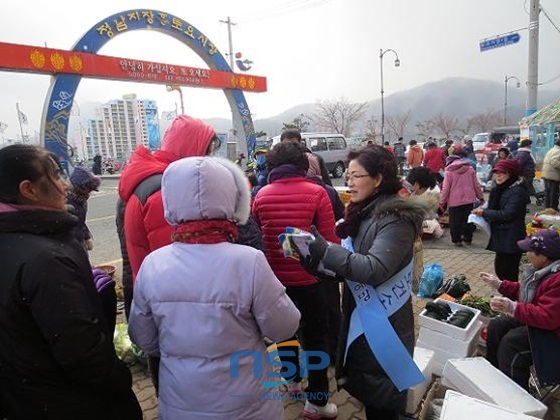 NSP통신-장흥보건소는 장흥토요요시장을 중심으로 겨울철 독감 예방 활동을 적극 홍보하고 있다 (장흥군)