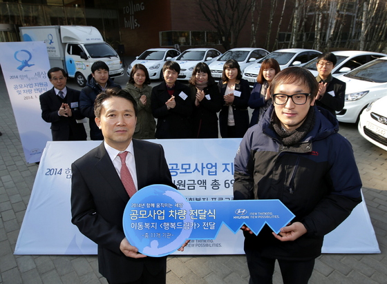 NSP통신-(왼쪽부터) 오광식 현대차 이사와 동두천시노인복지관 대표 진태현 팀장이 포즈를 취하고 있는 모습. (현대차)