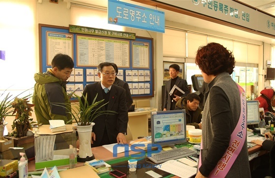 NSP통신-김채홍 구례군 부군수가 직접 현장을 돌려 도로명주소 사용을 적극 권장하고 격려하고 있다 (구례군)