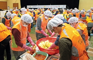 [NSP PHOTO]현대건설 신입사원, 김장김치 직접담아 기증…사랑·나눔봉사활동 실천