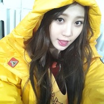 [NSP NEWS Image]Girl's Dayユラ、 'ア陸大 '記念写真..'黄色いヒヨコ'