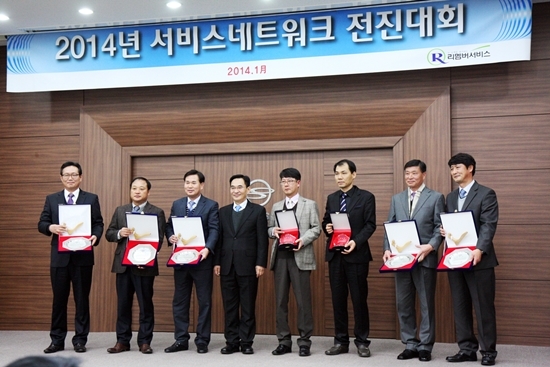 NSP통신-쌍용차 국내영업본부 송영한 전무(사진 왼쪽에서 네 번 째)와 우수 법인정비사업소 수상자들이 기념촬영을 하고 있다.