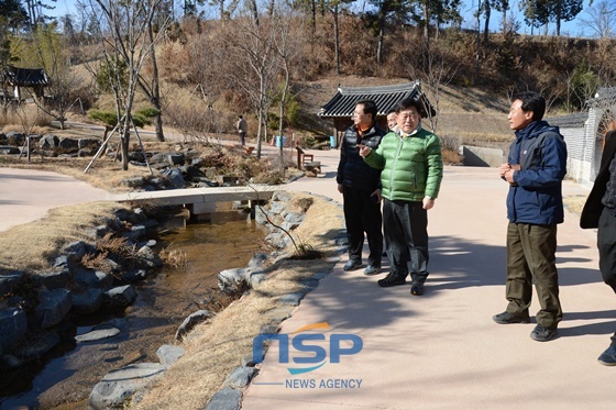 NSP통신-조충훈 시장이 한국정원을 둘러보며 개선사항은 없는지 관계자들과 논의하고 있다 (순천시)