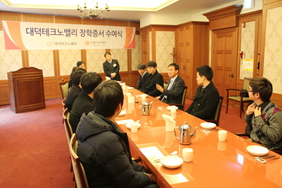 NSP통신-한화도시개발 봉희룡 대표(사진 우측에서 세번째)가 장학증서 수여식 후, 장학생들과 담소를 나누고 있다.