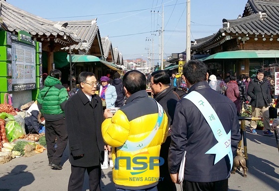 NSP통신-구례 5일 시장을 찾은 김채홍 부군수 (구례군)