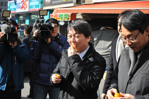 [NSP PHOTO]전통시장에서 부산 민심 챙기는 안철수