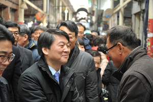 [NSP PHOTO]안철수, 설 대목 맞은 부산 전통시장 민심 돌보기