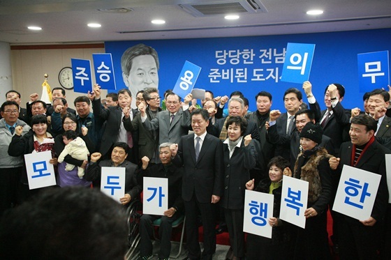NSP통신-기자회견장에는 정치인을 일체 초청하지 않고 여성, 문화예술인, 장애인, 귀농인과 친환경영농인, 자영업자, 대학생 등 각계각층의 도민과 지지자들로 대성황을 이뤘다/NSP통신=최창윤 기자