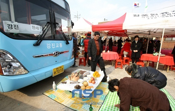 NSP통신-새해 설날을 맞이해서 도암면 만세마을 농어촌버스 개통...숙원사업 해결 (강진군)