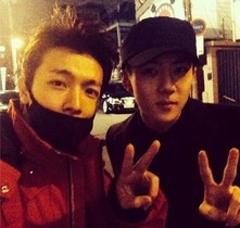 [NSP NEWS Image]SUPER JUNIORドンヘＥＸＯセフン先輩後輩  ピースサイン２ショット