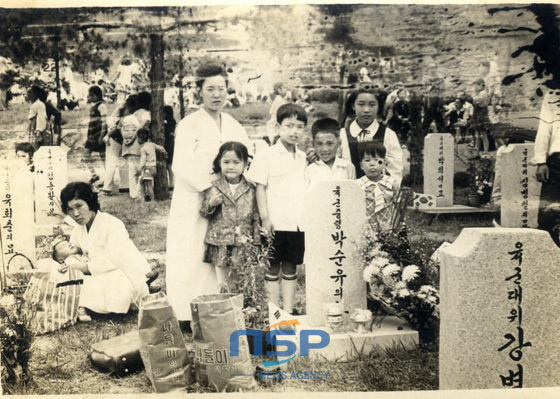 NSP통신-박 의원이 7살 때 월남전에서 전사하신 아버지 묘 앞에서 홀어머니와 육남매가 함께 사진을 찍고 있다. (박민식 의원실 제공)
