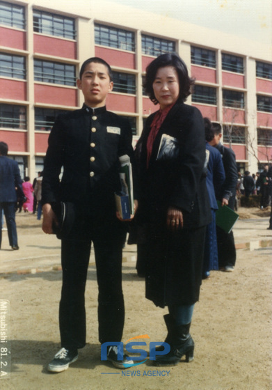NSP통신-박 의원이 부산 구포 중학교 졸업식에서 어머니와 함께 기념 사진을 찍고 있다. (박민식 의원실 제공)
