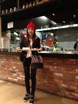 [NSP PHOTO]2NE1ダラ、ＹＧ食堂で写真.. 一生懸命働いたあなた、食べて