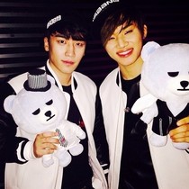 [NSP NEWS Image]Hinh ảnh thân thiết của 2 thành viên nhóm nhạc Bigbang Daeseong và Seungli