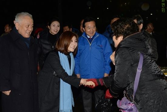 NSP통신-김한길 대표와 함께 광주 남광주 시장을 방문한 최명길 여사가 시장 상인과 악수하고 있다.