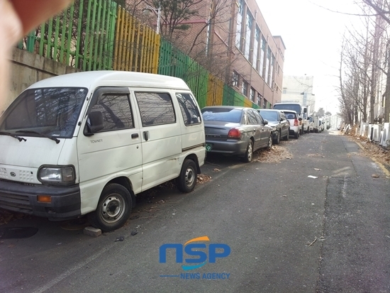 NSP통신-양천구 교통지도과가 견인조치를 하지 않고 교통행정과 업무로 전가한 불법 주차구획선 안의 소방도로 불법 주차 차량들