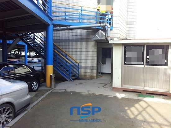 NSP통신-신월동 39-1,2번지를 불법 침범한 신월동 39-3,4번지 불법 공작물과 주차장 구획선에 설치된 불법 가건물