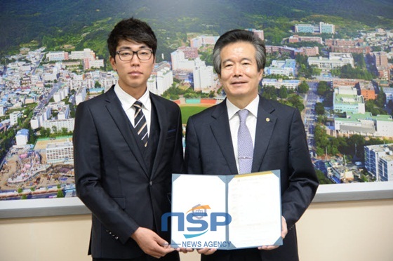 NSP통신-정인호 선수와 송영무 총장(사진, 왼쪽부터) (국립 순천대학교)