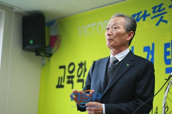 NSP통신-수화로 인사하는 김경택 전남교육감 예비후보/NSP통신=최창윤 기자