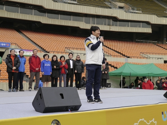 NSP통신-진세식 유디치과 대표원장이 고구려 역사 지키기 마라톤대회에서 축사 하고 있다.