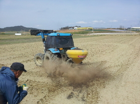 [NSP PHOTO]무안군, 토양개량제 공동살포단 운영효과 톡톡