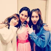 [NSP NEWS Image]少女时代晒姐妹合照支持徐玄音乐剧表演