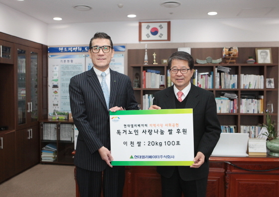 NSP통신-현대엘리베이터 경영지원담당 김복태 상무이사(왼쪽)가 조병돈 이천시장(오른쪽)에게 지역 취약계층에 기부할 이천 쌀 100포를 전달했다.