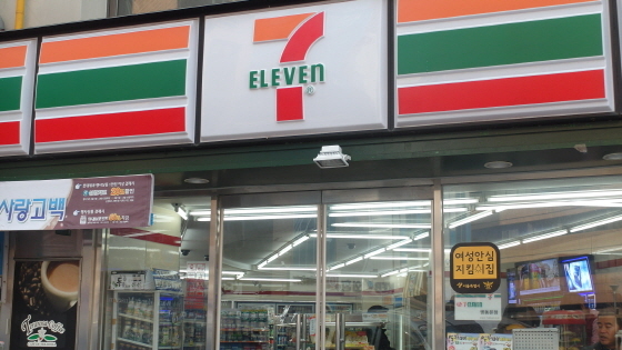 NSP통신-7-ELEVEN, 여성안심지킴이 집 간판 (한국편의점협회 제공)