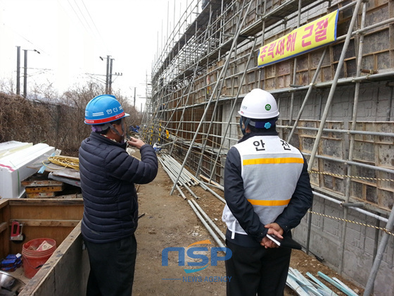 NSP통신-코레일 부산경남본부 직원이 철도운행선 인접공사장 특별안전점검을 실시하고 담당업체의 설명을 듣고 있다. (코레일 부산경남본부 제공)