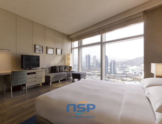 NSP통신-파크하얏트부산이 출시한 퍼스트 앳 더 파크 패키지에 제공되는 스탠다드 객실이 깨끗하게 정돈돼 있다. (파크하얏트부산 제공)