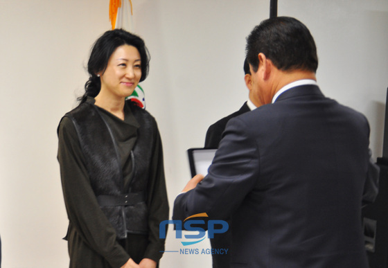 NSP통신-손련화 해운대그랜드호텔 사장이 3일 배덕광 해운대구청장으로부터 감사패를 받고 있다. (해운대그랜드호텔 제공)