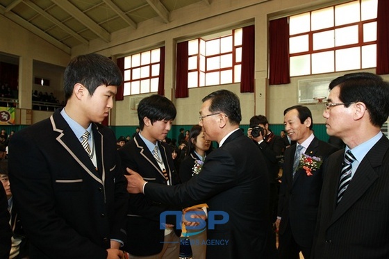 NSP통신-학생 악수를 나누며 격려하고 있는 장만채 교육감 (전라남도교육청)