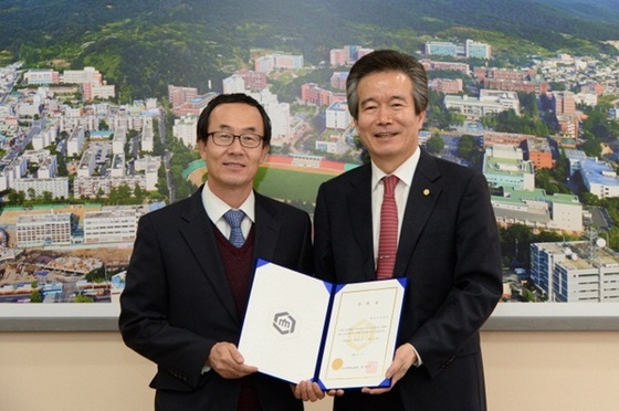 NSP통신-김양진 고문변호사와 송영무 총장(왼쪽부터) (순천대학교)