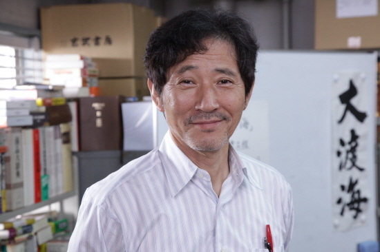 NSP통신-세 번째, 사전편집부의 단단한 기둥 아라키 ! 이름: 코바야시 카오루 | 나이: 중년 | 특이사항: <심야식당>의 칼자국 마스터!