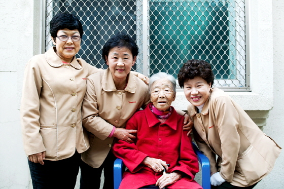 NSP통신-홀몸노인을 돌보는 야쿠르트아줌마 (한국야쿠르트 제공)