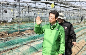 [NSP PHOTO]강진원 강진군수, 하우스 화재현장 방문 피해농가 격려