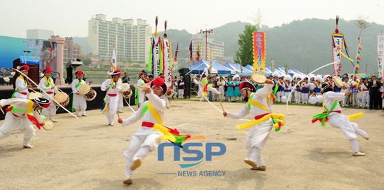 NSP통신-지난해 진주시 칠암동 남강야외무대 일원에서 읍·면·동 풍물단의 경연이 펼쳐지고 있다. (진주시 제공)