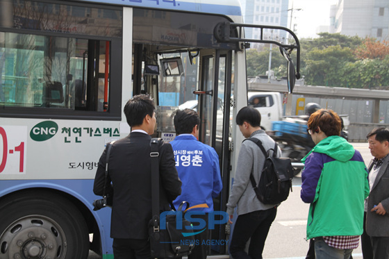 NSP통신-직접 대중교통을 이용해 유권자들과 이야기 나누고 있는 김영춘 부산시장 예비후보.