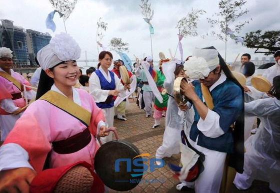 NSP통신-신명나게 연주하는 남산놀이마당 단원들 (사진 = 남산놀이마당 제공)