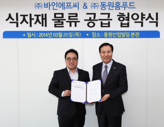 NSP통신-셰프의국수전 식자재공급 업무 협약식 (왼쪽부터 김석훈 바인에프씨 대표, 신영수 동원홈푸드 대표) (동원홈푸드 제공)