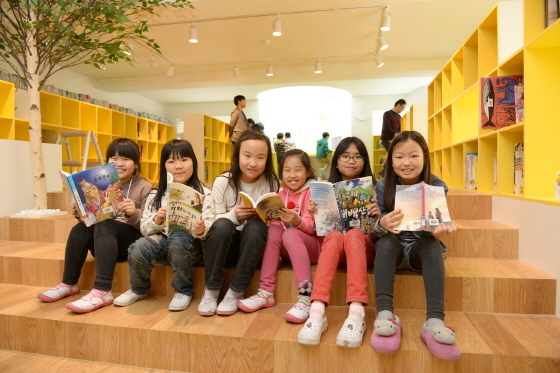 NSP통신-해안초등학교 어린이들이 해안꿈사랑방에서 책을 읽고 있다. (뉴스킨 코리아 제공)