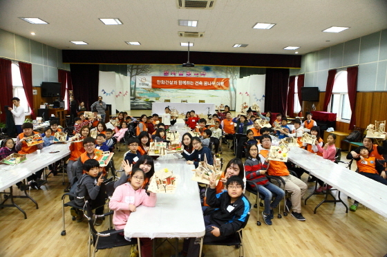 NSP통신-한화건설 김영수 전무(사진 앞에서 두번째줄 중앙)와 한양대 건축학부장 서현 교수(오른쪽), 서울특별시 꿈나무마을 강효봉 원장(왼쪽)이 건축 꿈나무 육성 사회공헌활동 업무협약을 체결하고 꿈나무 마을 어린이들을 비롯한 한화건설-한양대 연합봉사단과 기념촬영을 하고 있다.