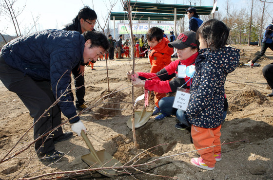 NSP통신-이낙연 전남도지사 선거 출마자가 21일 순천만정원에서 조민서(5)양 가족과 함께 탄생목을 심었다 (이낙연 의원실)