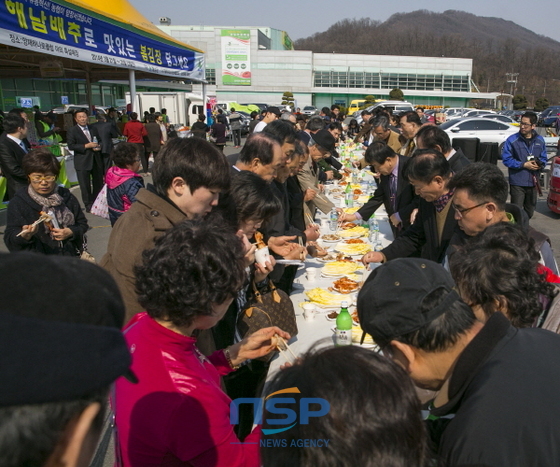 NSP통신-서울 서초구 농협 양재 하나로클럽 야외 매장에서 시민들이 해남 농산물을 사기 위해 시식을 하고 있다/NSP통신=홍철지 기자 (해남군)