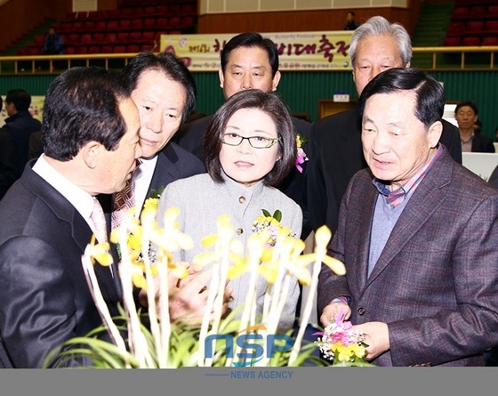 NSP통신-난 관계자에게 설명을 듣고 있는 안병호 함평군수(우측, 첫번째) (함평군)