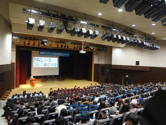 NSP통신-미술계 관계자와 학생 등 700여 명이 참석해 홍익대 홍문관 가람홀을 가득 메웠다 (광주비엔날레)