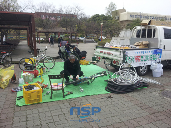 NSP통신-지난해 진주시 경상대학교에 찾아가는 자전거 무상수리센터가 마련돼 수리공들이 자전거를 무료로 고쳐주고 있다. (진주시 제공)