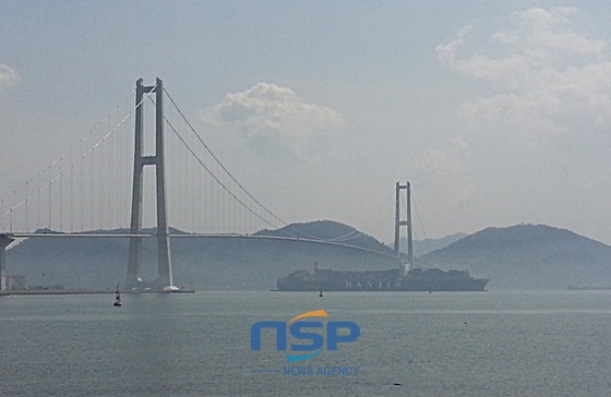 NSP통신-광양시의 랜드마크인 이순신 대교를 지나 멋지게 입항하는 한진아시아/NSP통신=최창윤 기자