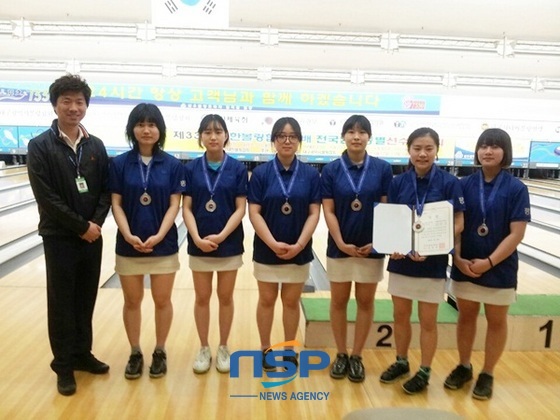 NSP통신-이주환 볼링부 지도교사와 선수들이 환하게 웃고 있다 (광주문정여자고등학교)